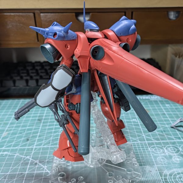 武装を仮り付けしてみたけど、シンプルにビームライフルだけでもいい気が一応シーマ艦隊の生き残りが暗礁宙域で宇宙海賊に…というif設定奪った装備を雑に装備させるのもいいなぁと思ったりネオジム仕込んで気軽に換装できるようにするかな（3枚目）
