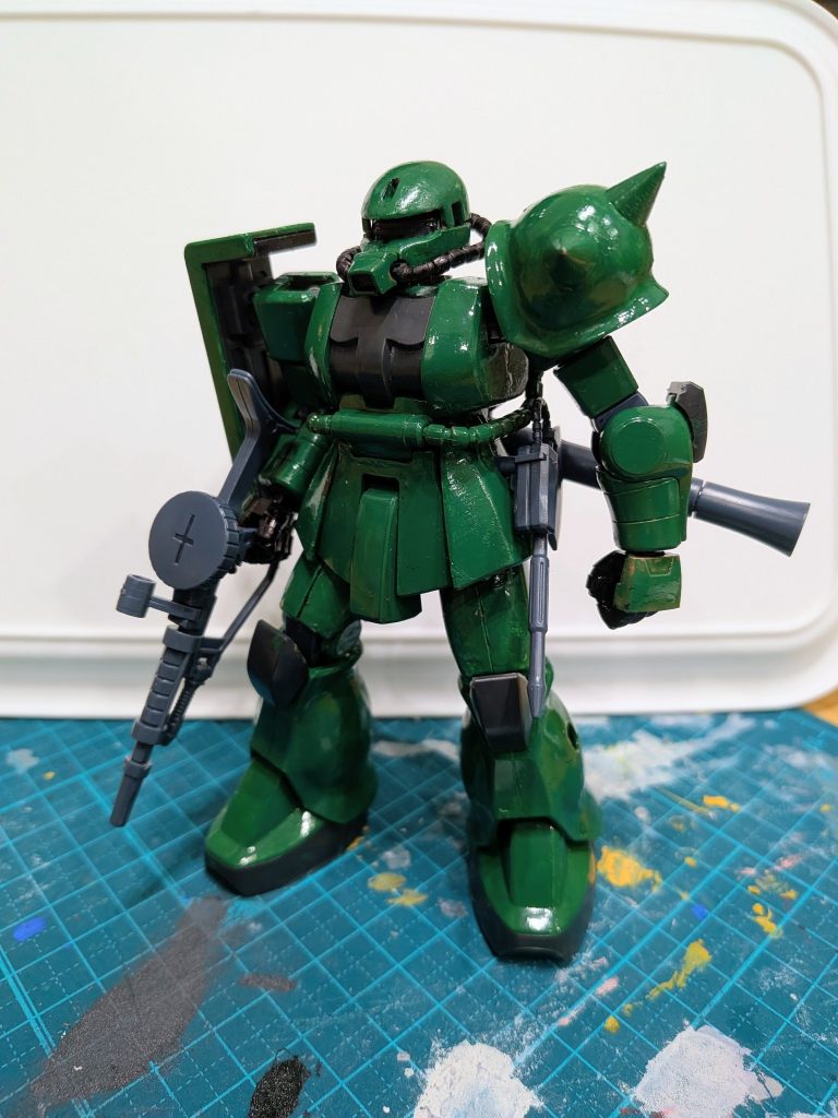 　初めての筆塗りです。アーティファクトの可動化の投稿でガンダムマーカーとネイルで塗装はしてましたが、今回は水性ホビーカラーと筆で塗装してるのでちゃんとした筆塗り塗装はこのザクが初めてです。