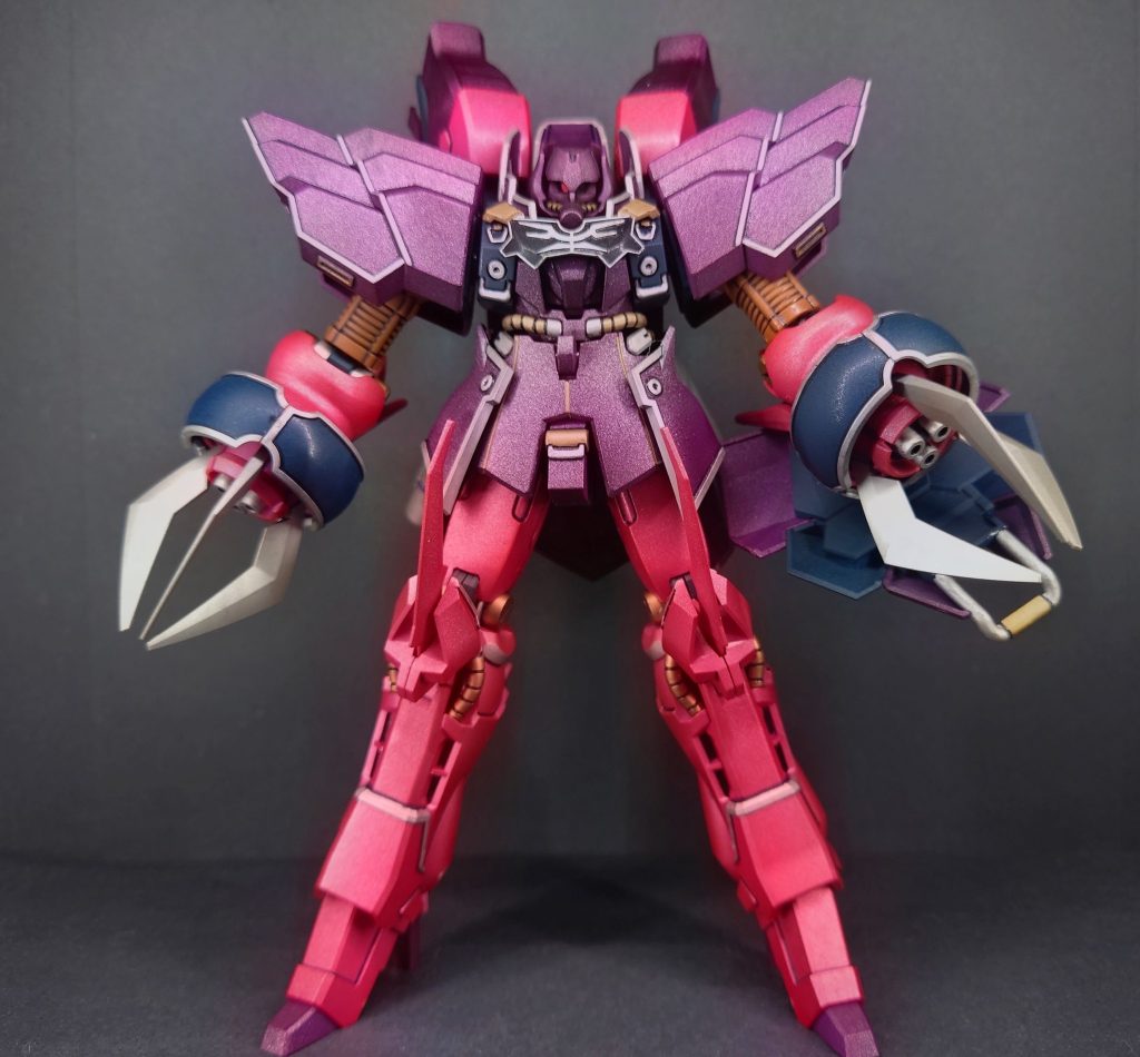 ユニコーンガンダムとの戦闘で破損したアンジェロ専用ギラ・ズールをベースに、シナンジュの予備パーツを組み込んで修復・改修された機体。