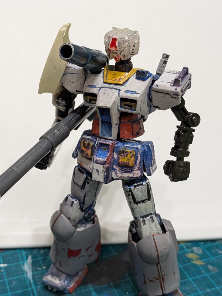 　そして脚部のグレーのアーマーは、ガンキャノンの装甲を使用してます。　右肩のシールドのようなものは、MG ガンダム試作1号機の太もものパーツを使用。これは弟とパーツ交換してもらいました。