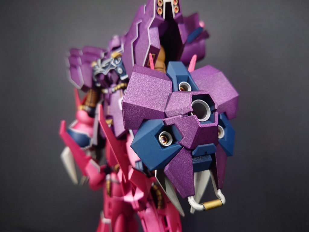 シールドIフィールドバリアと拡散メガ粒子砲を備えた専用シールド。ネェル・アーガマから脱出する際に右腕部を自らもぎ取った後は、シールドを直接腕部に接続する応急修理が行われた。