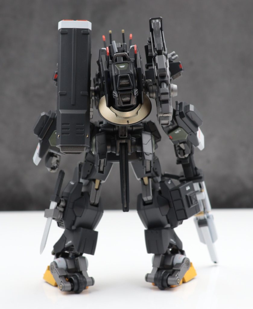 元キットの各武装を更に改良という形で、バイザーはブラックライダーのようにしてみました。各センサーは蛍光塗装しブラックライトで発光。レジン液で立体的にしてます。背部レドームは小型化し、ジャミング用バグを2つの穴から射出可能。肩にはスモークディスチャージャーを装備。長距離用としてレールキャノン、ミサイルランチャー。中距離用としてグレネード付きヘビーマシンガン、脚部ミサイル。接近戦用としてヒートナイフ、大出力ビームサーベルを装備。
