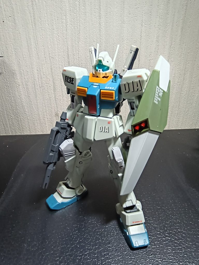 後は、作中に出てきたジムⅢを参考にして塗装しています。膝の部分と踵の部分を黒▶白に変更してあります。(zaku-kao5)後、EWACジェガンの余剰パーツにあったシールドを作中の色に変更してあります今回は、デカールをシンプルにさせていただきました。（デカールが少なくなって来た為(gundam-kao9)）&nbsp;