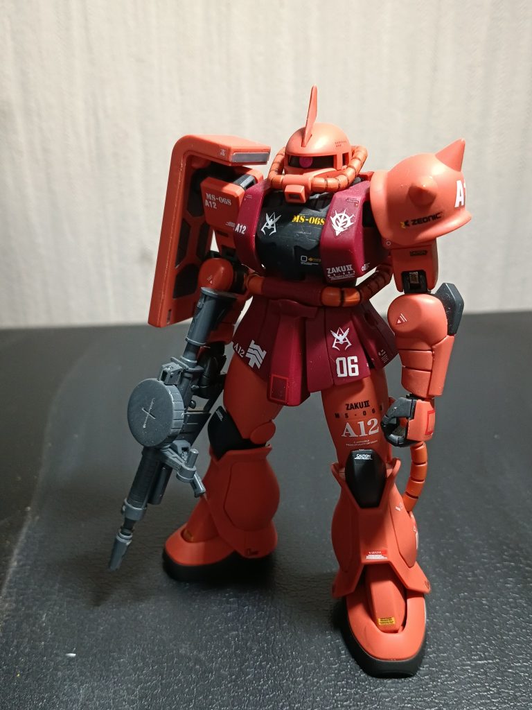 あちらこちらにシャア専用として、A12デカールを貼ってみました！これなら、連邦軍から見ても｢Theシャア専用ザク｣と認識されるのではないでしょうか！