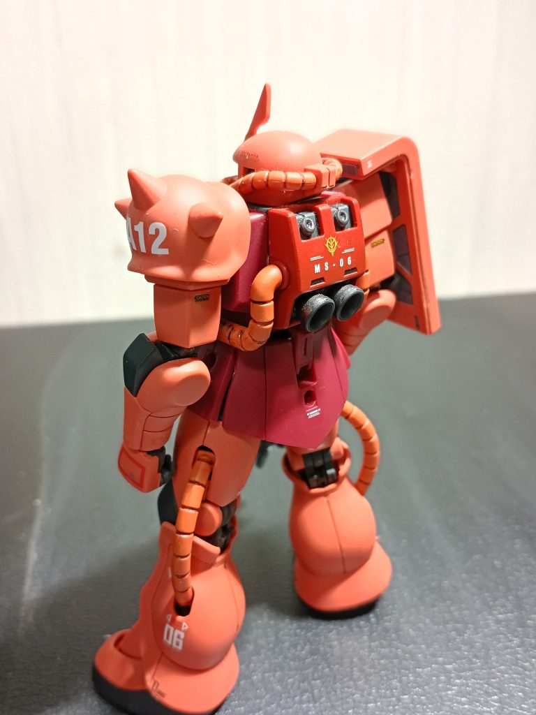 目立ちたがり屋のシャアも喜ぶのではないでしょうか笑(zaku-kao5)
