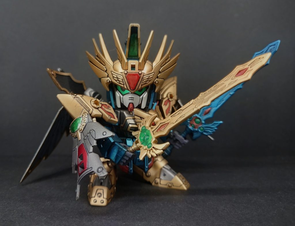 【作中での概要】演者：ガンダムXディバイダー機駕の君主・曹操の息子で、父の行方不明後に若くして機駕の皇帝に即位。軍師・司馬懿サザビーの補佐を受け、冷徹な政治手腕で国家を牽引する。威天剣と星凰剣が合体する「光天七星戟」を操り、必殺技は「蒼炎転舞」。※要約Gemini