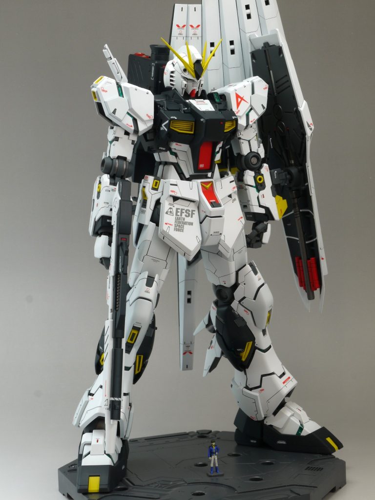 このキットは初めて組みましたが、カッコよさに感動しました。8年前、四半世紀ぶりガンプラ復帰の第1号としてMGのRX-78 Ver.3.0を組んだ時の衝撃を思い出しました。ファンネルの保持力と重量バランスが難点ですね。プロポーションの改修によってさらに良くなったのではないかと思いますが、いかがでしょうか？次は8月にプレバンから届いた機体をつくります。かなり長文となってしまい、失礼いたしました。ご覧いただきありがとうございました。
