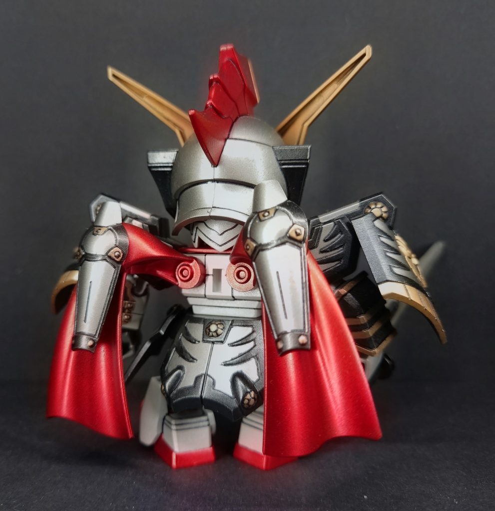 【作中での概要】演者:ガンダム試作1号機(ゼフィランサス)孫家初代当主。圧倒的な突破力と機動性を誇る「江東の虎」。反董卓連合では先陣を切って猛威を振るい、その勇猛さで諸侯を震え上がらせました。最後は炎上する雒陽からの撤退戦において、裏切りと最強の敵・呂布トールギスの猛攻から家族や部下たちを守るため、自ら盾となって散っていきます――。