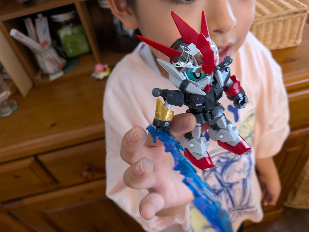 作品名：レジェンドBB魔竜剣士ゼロガンダム<p>インフルエンザ療養中の息子が急にガンプラを作りたいと… 積みプラの中からゼロガンダムを選んだので、手伝いながら作成。 1時間程で集中切れたんで、途中です😂</p>
