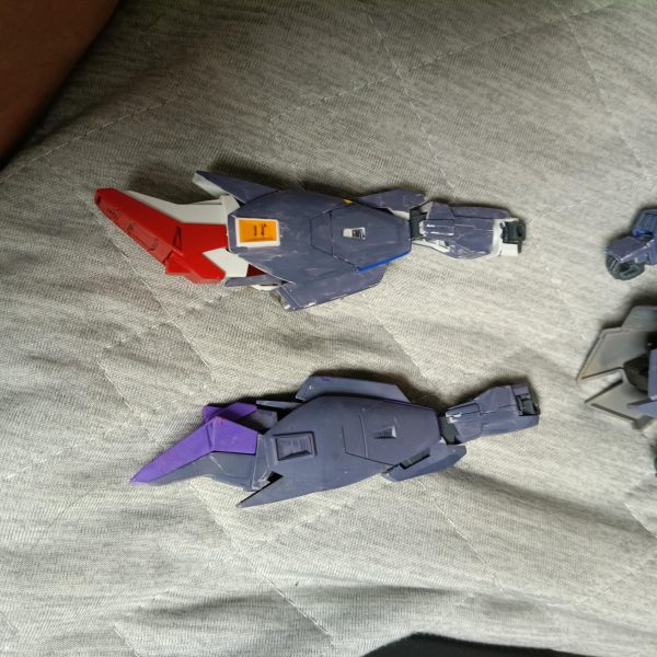 スプレーと手塗りの比較です。親に止められたためしばらく塗装できねぇやフザケンナ。やっぱりスプレーのほうがきれいですね。まだトップコートなどは吹いていないため塗装がちまちま削れてますがそこは御愛嬌(*^^*)削れたとこはメッキシルバーとかブラックで下の金属が見えてるみたいな感じの表現にします。（2枚目）