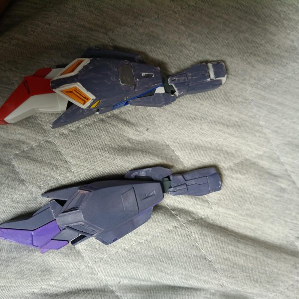 スプレーと手塗りの比較です。親に止められたためしばらく塗装できねぇやフザケンナ。やっぱりスプレーのほうがきれいですね。まだトップコートなどは吹いていないため塗装がちまちま削れてますがそこは御愛嬌(*^^*)削れたとこはメッキシルバーとかブラックで下の金属が見えてるみたいな感じの表現にします。（3枚目）