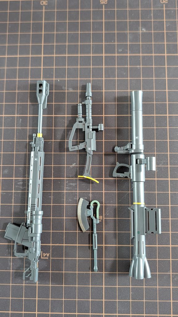 銃器類は差し色に黄色のラインを入れてみました。あと、余ったシールも適当に貼って情報量をプラス