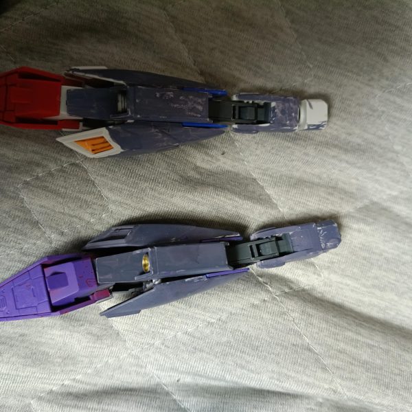 スプレーと手塗りの比較です。親に止められたためしばらく塗装できねぇやフザケンナ。やっぱりスプレーのほうがきれいですね。まだトップコートなどは吹いていないため塗装がちまちま削れてますがそこは御愛嬌(*^^*)削れたとこはメッキシルバーとかブラックで下の金属が見えてるみたいな感じの表現にします。（4枚目）