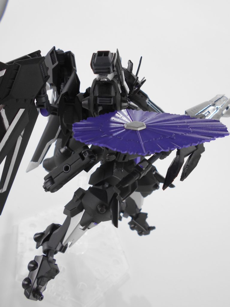ビーム貯蓄ガントレット、「セティス」。インフィクタスビームシールドの機能と右腕で使用する武装のビームコントロールを行います。「セティス」はギリシャ語で「闇討」のアナグラムです。