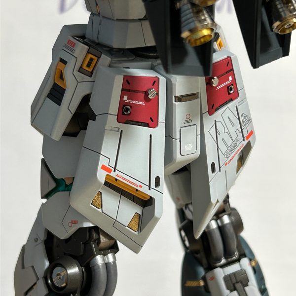 今回は腰装甲の色んな箇所をカットしてフレーム自体が露出するようにしたり、プラ板でディテール追加をしたりしてみました。（3枚目）