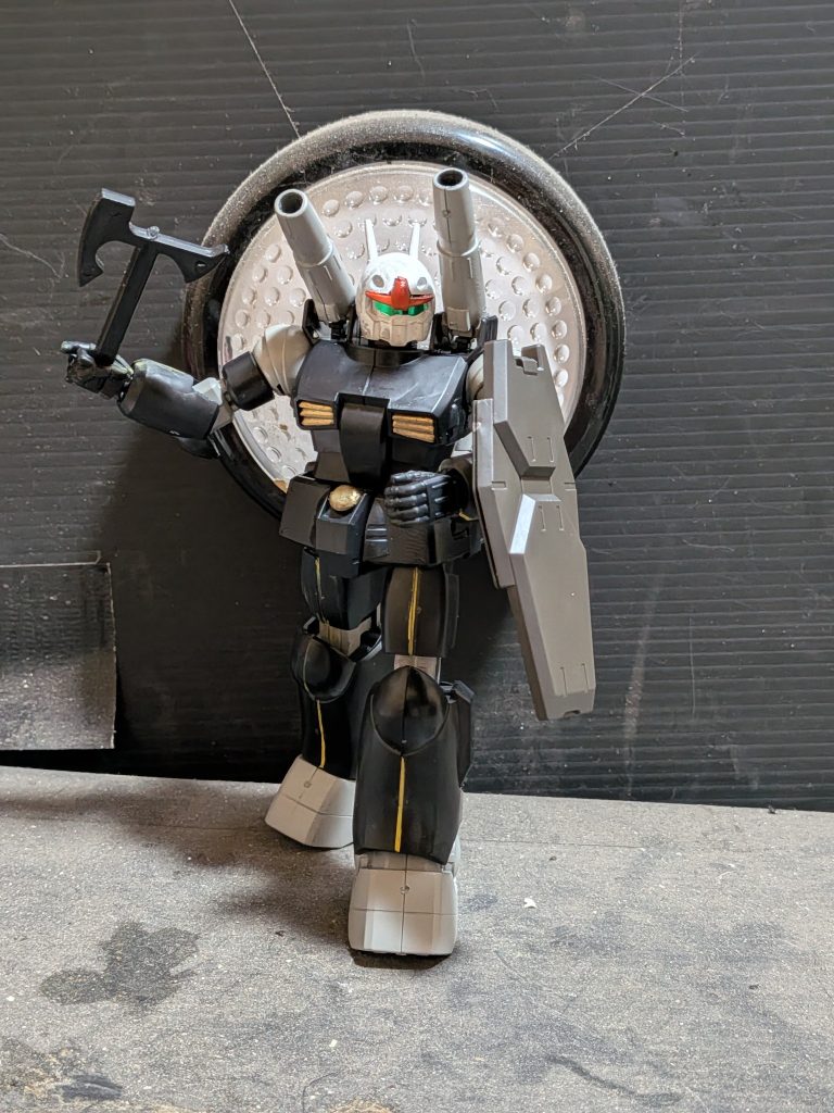 成形色を活かすため部分塗装にしました。それだけで大分良くなりました。シールドはオプションパーツからです。