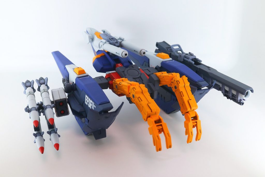 分かりにくいですがザラキエルのキャタピラを付けています。アームは30ＭＭのオプションパーツから。ヤドカリ？
