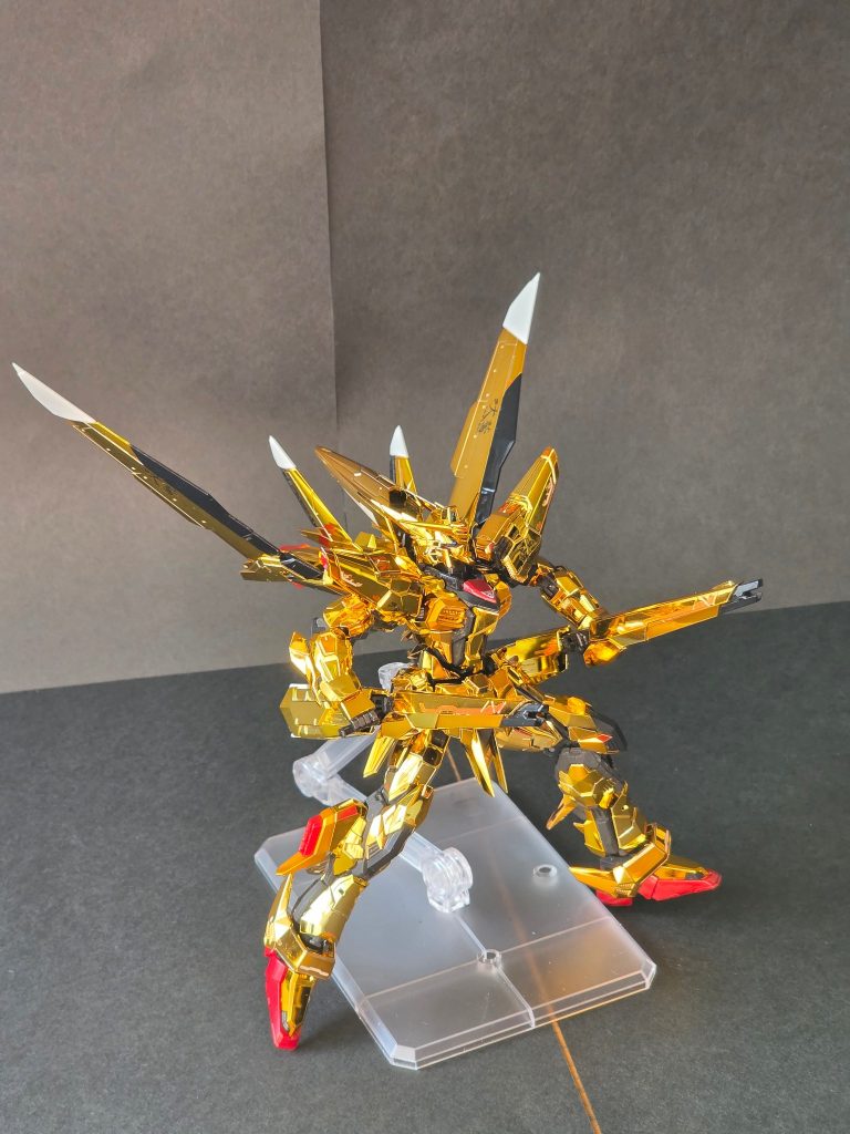 この構えを再現するアームの可動域がスゴい。動かしているうちに折れるんじゃぁないかとヒヤヒヤする。