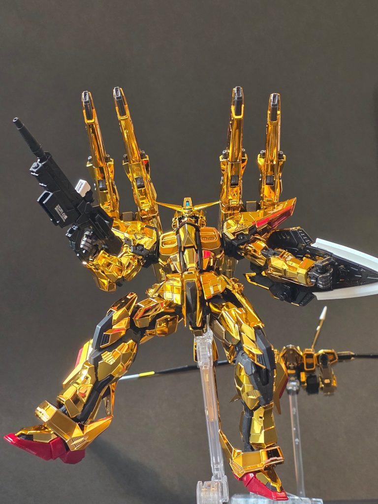 本体のゴールドメッキは3種類。その組み合わせがキラキラの中で立体感を醸し出している。レッドとブラック部分にはグロスインジェクションが採用されている。ブラックはゴールドを際立たせたかったので敢えてつや消しに。レッド部分は成型時のムラがどうしても気になったので、シルバーの上からクリアレッドを吹いてみた。ゴールドメッキパーツは、アンダーゲートやパーツ合わせでゲート処理部分が極力表面に出ないよう上手く工夫されている辺りはさすがRG。