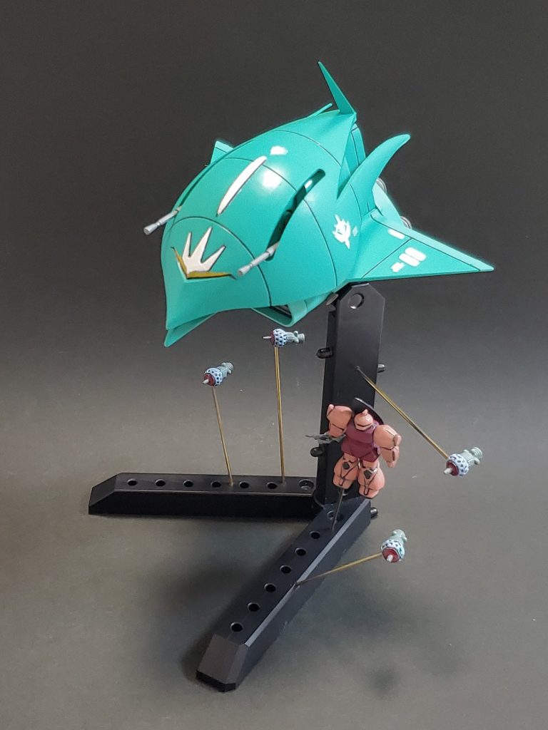 続いてシャア専用ゲルググの時に作りました脇役用のMAM-08 エルメスになります🌠使用したキットはもちろん1/550 旧キット‼️昭和のガンプラですが、スタイルは抜群です🤩✨制作に伴い、専用の台座を用意🎵さらに真鍮線を使って、ビットと小ゲルググも一緒にディスプレイ出来るようにいたしました👍️