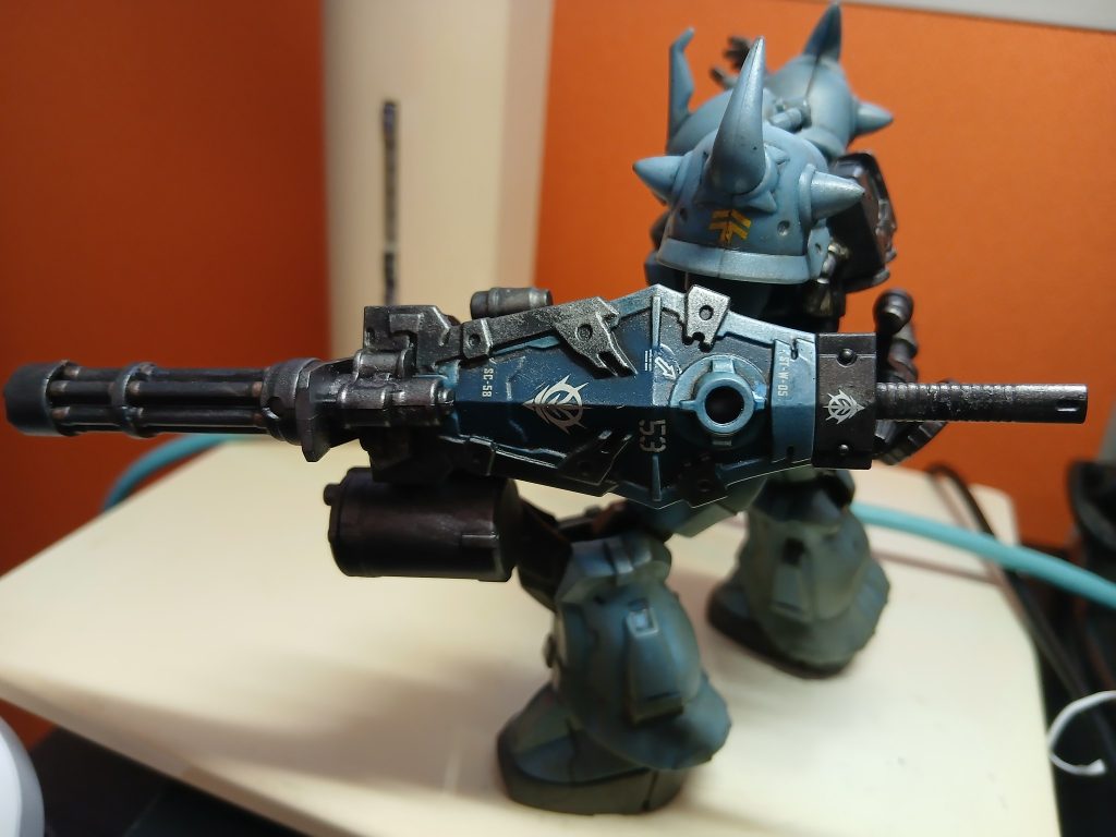 ガトリングシールドの武装部分だけはメタリック系で部分塗装しています。