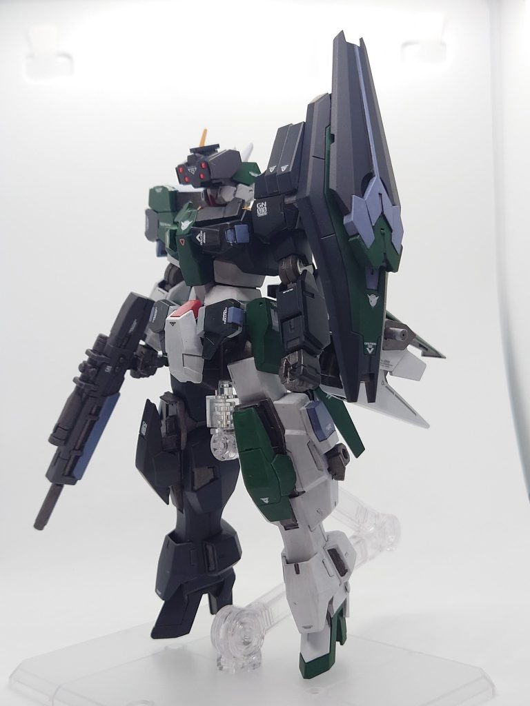 GN-010/S　ガンダム サーガサバーニャtypeBELS戦で大きく破損したサバーニャを修復する際に提案されたサーガ装備の一案。こちらはＢ（Basic）装備で、汎用性に重きを置いた仕様。