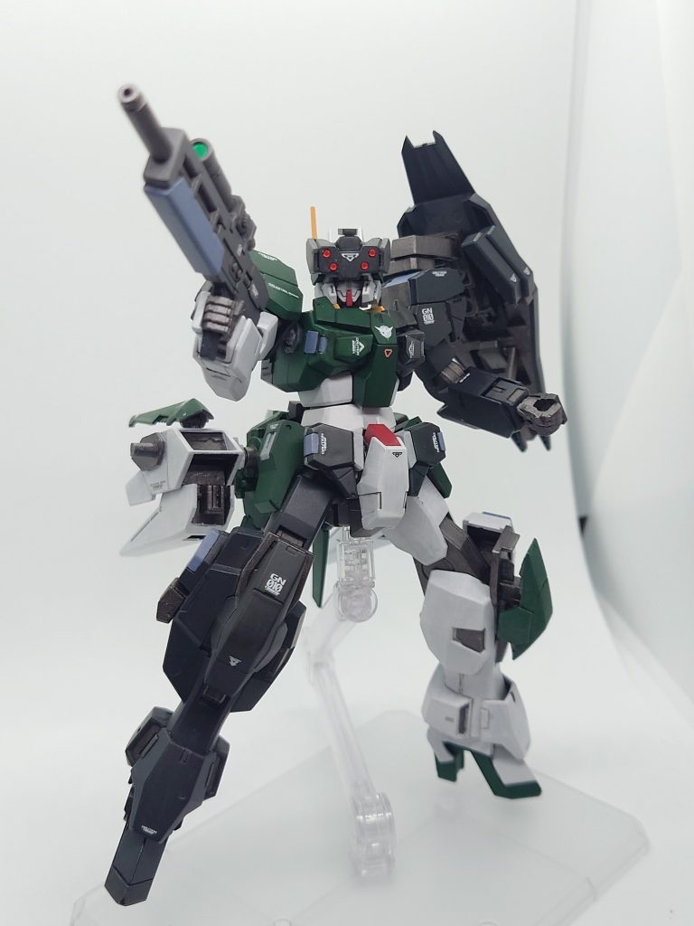 旧世代機や、限定環境に限ればＧＮ－ＸⅣ相手でも十分に有利を取れる性能を有する。武装は、ＧＮアサルトライフル、ＧＮシールドと先端部に設けられたＧＮビームガン兼用ＧＮビームサーベル、全身各所のＧＮマイクロミサイルとなる。