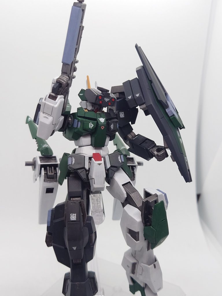 頭部には、従来のガンカメラを小型化して4基連装式にしたバイザーユニットを装備。ケルディムサーガで採用された額部クリスタルセンサーの発展仕様でもあり、バイザーのみでトランザム時のケルディムを上回る索敵・補足性能を有するとされる。