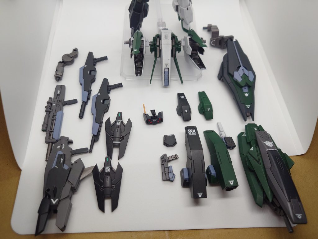 装備一式。ここまでの仕様に写ってなかったのが、オラザクに投稿した仕様の装備です。ちなみに、カラーリングはデュナメスサーガのカラーデザインを反転したものになります。