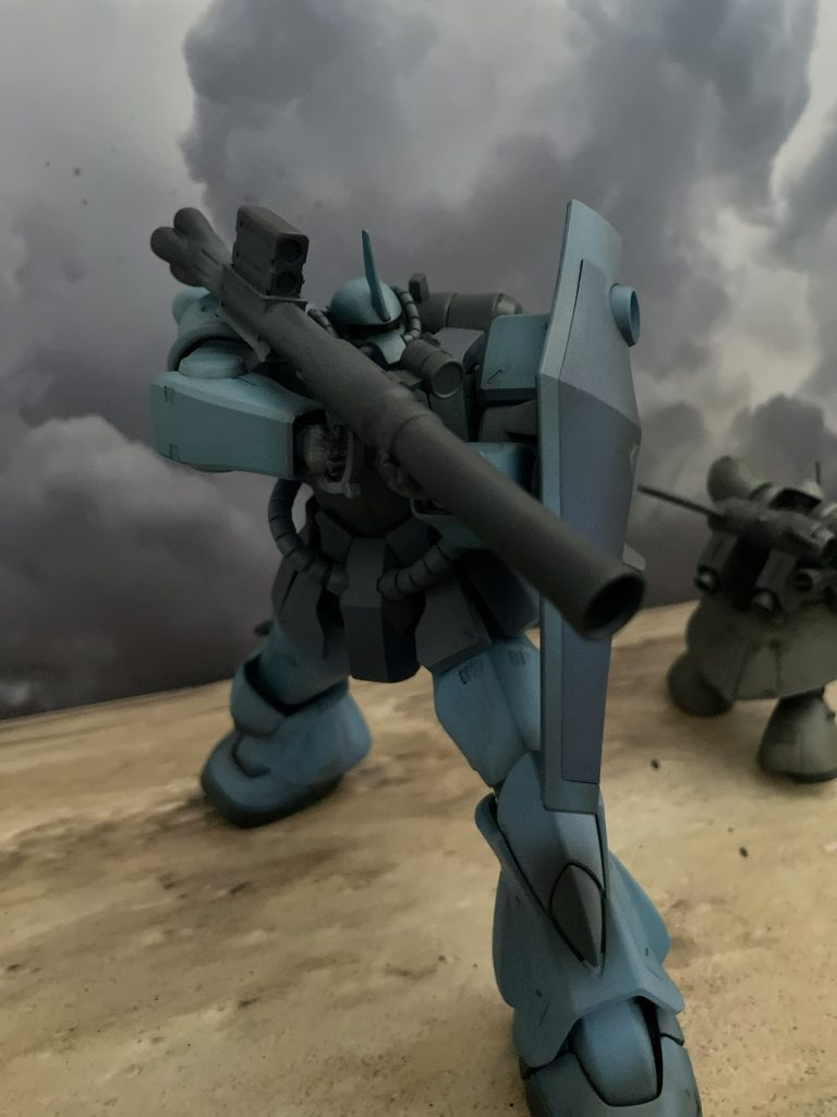 MGグフはショルダーアーマーとヘッドがボディに比して大きすぎるきらいがあり（個人的な所感です。）こちら修正しています。ショルダーアーマーは同グフカスタムのものを移植するとサイズ的に丁度良いと思います。ヘッドはHGグフのものに首周りのジョイントを加えて一段高めの接続としバズーカの照準と目線が合うようにしました。（HGをそのまま移植すると小さすぎて文字通りボディに沈み込んでしまいます。。）左のショルダーアーマーはシールド干渉するので外しました。シールドはマウントで上腕を挟むイメージで固定しています。
