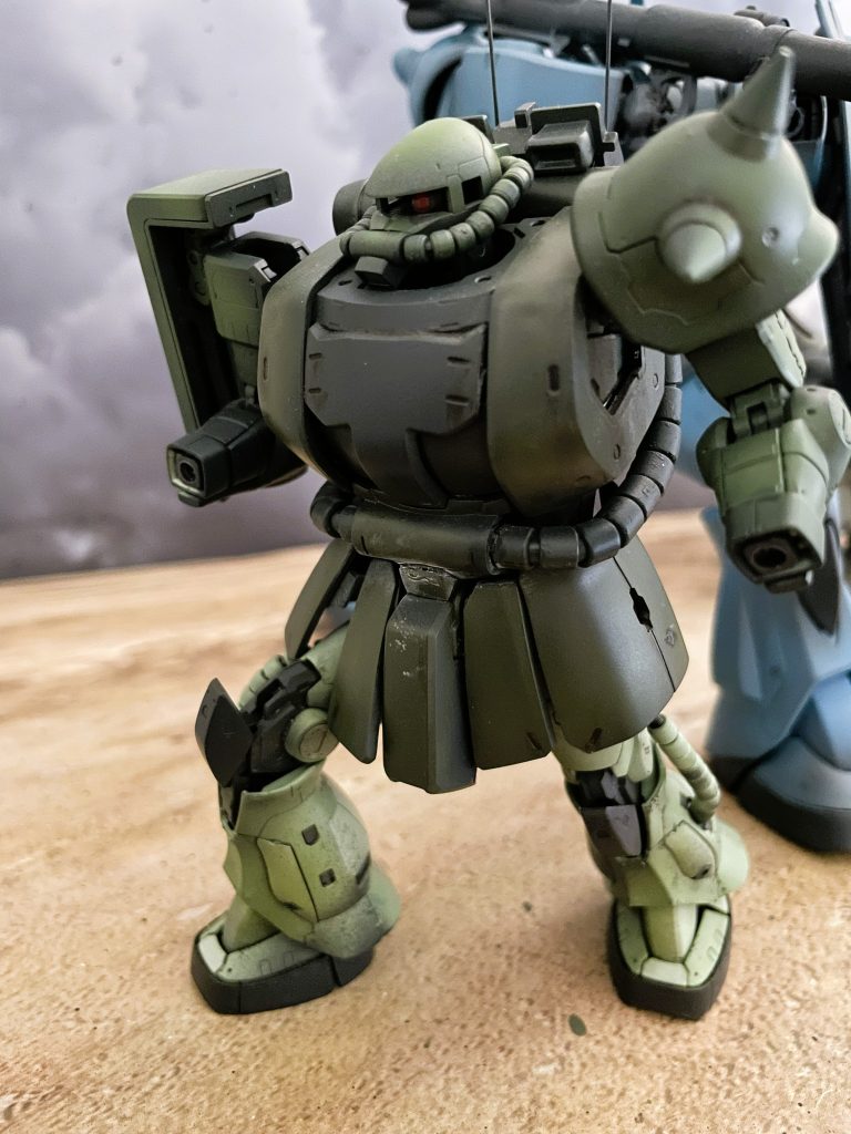 次回作、MS-06 ザクIIを予定しています。アニメ劇中作画とミリタリー風アレンジの間を意図した造形、塗装を妄想しています。