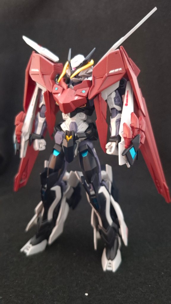 コウイチとシバが共同製作したガンプラ、ロードアストレイダブルリベイク。1体が前後でまるで違う機能を有する機体になるという奇抜なコンセプトを持ち、出番の短さにも関わらず強烈なインパクトを残すガンプラです。今回も引き続きスポンジ塗装とほぼサフレスでの製作ですが、違いはスミ入れの方法。前回のアイザックはリアルタッチマーカー、今回はコピックのマルチライナー（ブラック、ウォームグレー、ブラウン）を使用しました。