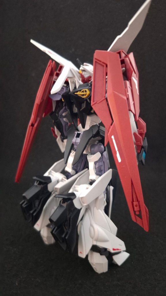 ガンプラ製作で私が一番時間を取られるもの、それはスミ入れのためのスジボリでした。もともとあるミゾをラインチゼルなどで深くし、塗装後にエナメル塗料でスミ入れ。大事な作業ですが時間がかかるし削りカスが残る、新しくモールドを作るセンスもないので正直あまり楽しくない。その分の時間を面出しやエッジ出しに使いたい……そんな折、新しく知ったのがこのコピックライナーによるスミ入れでした。水性の細いミリペンでミゾをなぞれば完了！　拭き取り式のリアルタッチマーカーより簡単です。アストレイベースのこのキットはモールドが多いので、スジボリしてたらきっと地獄を見ていたことでしょう。