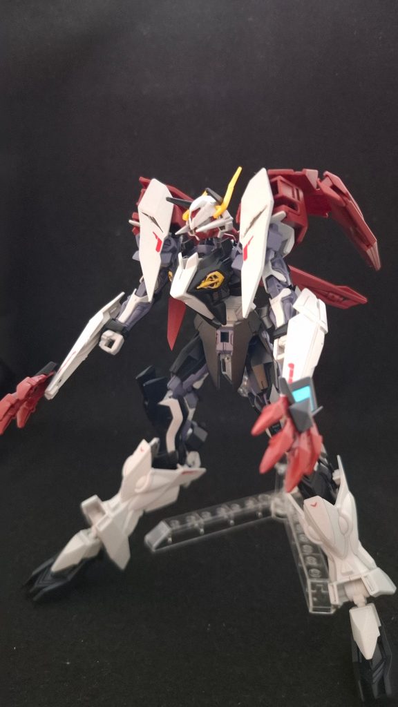 後を前に変形させるとシバの”レベルソ”。格闘特化のこちらは顔や足がガンダムバルバトスルプスレクスを彷彿とさせる造形。よくミックスしたものだと思います。顔は成型色では赤なんですが、ここはさすがにシールに頼りたくなかったので塗装しました。