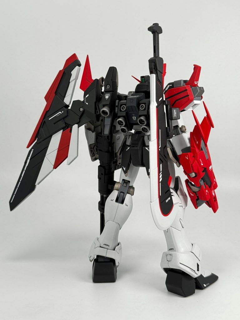 背面ヘビーアームズのバックパックを改造し、デスサイズのルーセットとシェンロンのタウヤーの鞘をオリジナルで作成しました。