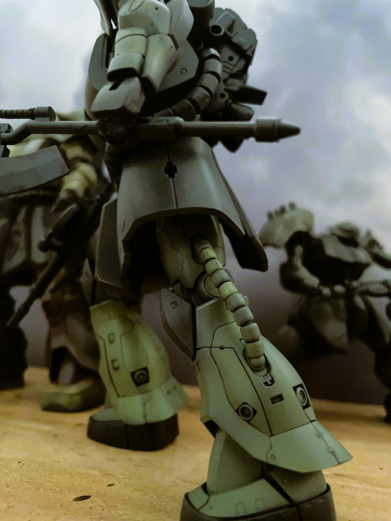 左下からのアングルです。四肢はRGから移植しています。RGはポロポロと部品が外れやすいのが難点ですが、、一方でモールドのディテールはMGに比肩する素晴らしさと思います。できるだけ丁寧にウェザリングカラーで拾ってみました。