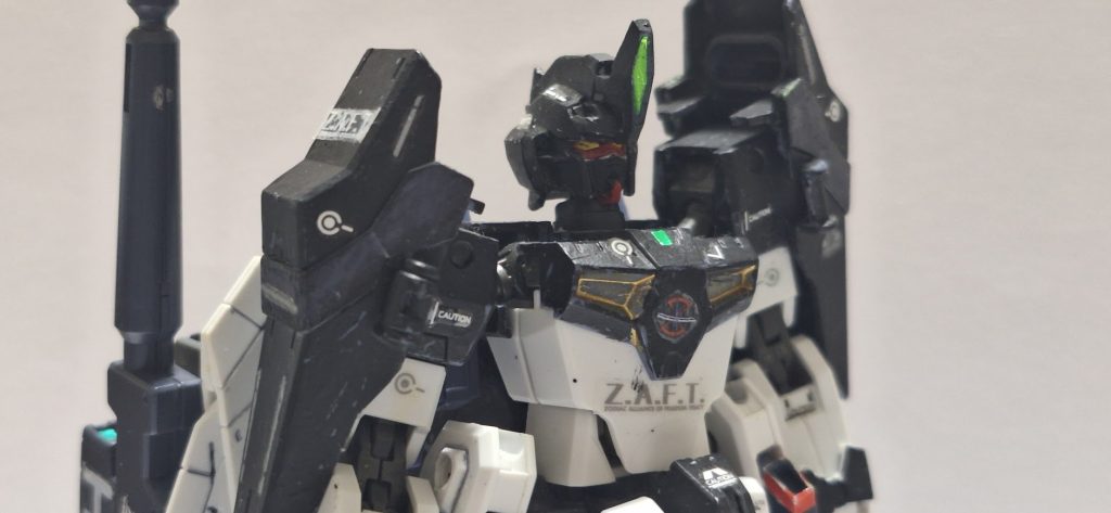 ガンプラではあるものの、機体はザフト機をイメージしてデカール張りました。