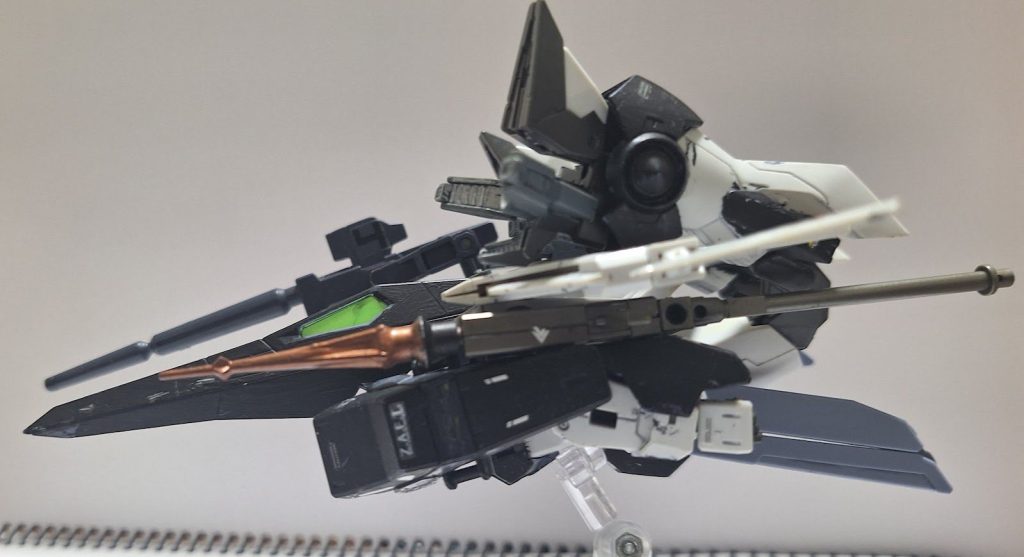 ウィングは30MMのもの、他にフリーダムガンダムのレールガンや30MMのパーツなどを組み合わせました。マクロスのバルキリーやスターウォーズの戦闘機をイメージして作成。
