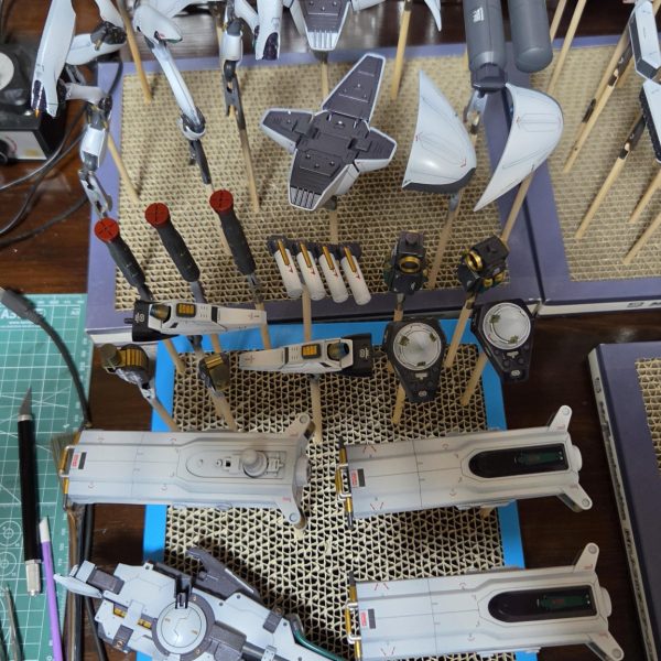 サイズが大きいと作業台のスペースも持ち手棒やステーションも何もかも足りなくなる💦達成感はあるけどこのサイズ感のは最初で最後になると思います笑（7枚目）