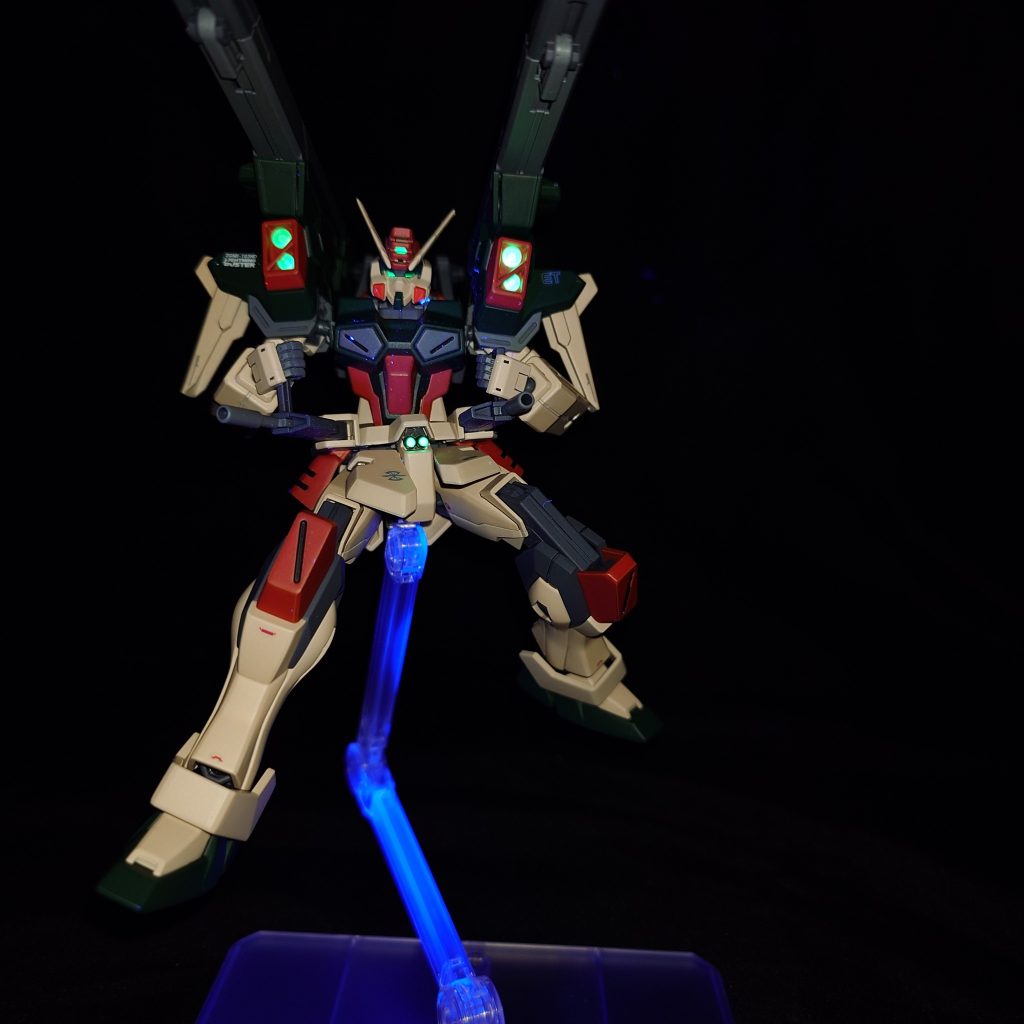 カメラアイやセンサー類は発光します。
