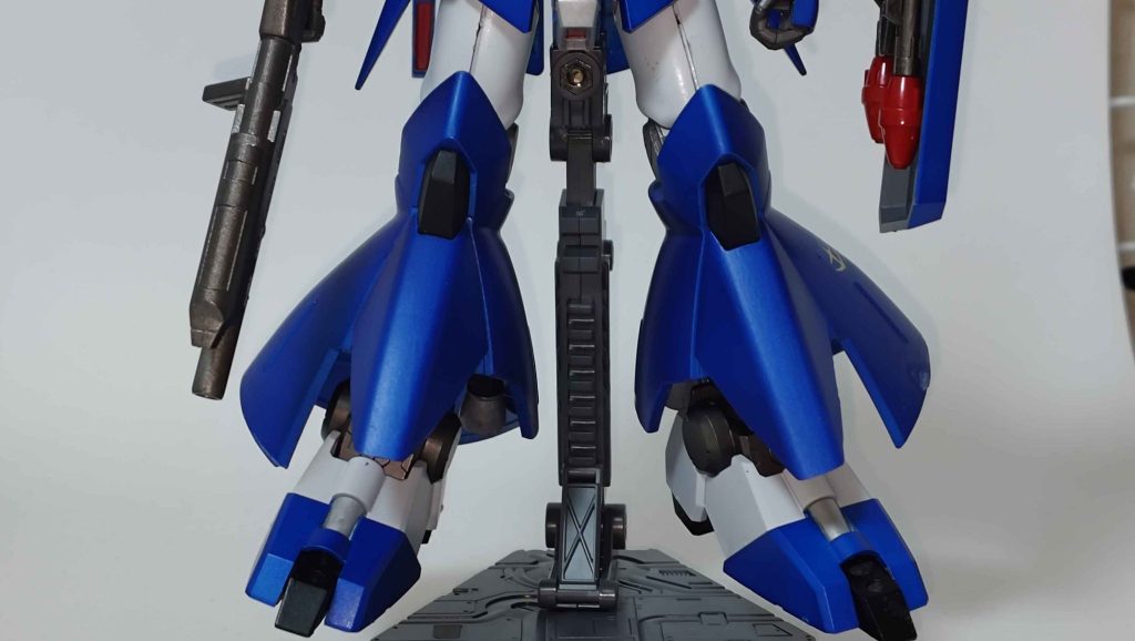 脚はサザビーを流用、膝下アーマーを短く加工しています靴のつま先反り返りもギラサイコを意識した形状に加工しました
