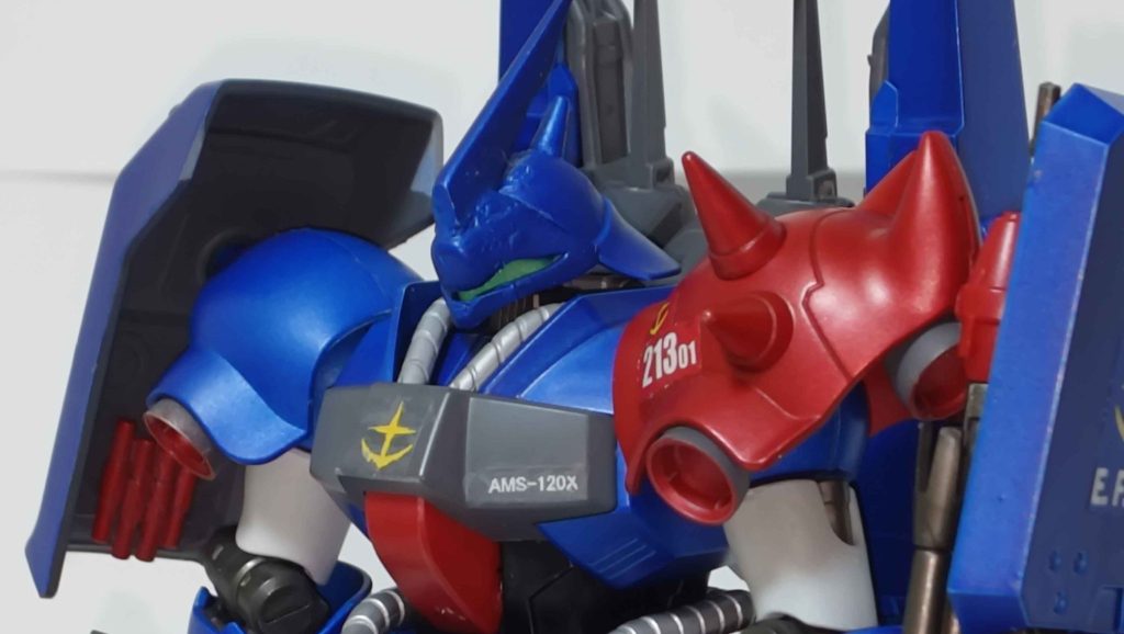 両腕は、袖付きヤクトに着想を得てギラ・ドーガの物を使用頭はモノアイスリットを加工し、サザビーの角を移植してギラサイコ風の形を目指しています連邦接収機ということでバイザー風にするため、内側からスリット部分にフィルムを貼って蛍光グリーンで塗装しました