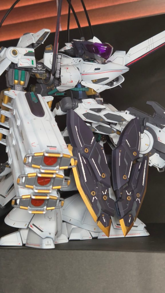 右腕GBデスミサイル本機メイン武器2、原理不明な謎の技術で造られたミサイル兵器弾速はそれほど速くはないがあらゆる装甲と防御手段を無効化するため直撃するとゲームオーバーとなる即死攻撃。直撃しなくても爆発するため飛行中の機体は衝撃波によって大きく体勢が崩れる他、閃光によりメインカメラに障害が発生することもある、また、爆発エフェクトがしばらく残るため回避の勢いでエフェクトに触れないよう注意が必用。二段階の部位破壊が可能で、上下のミサイルポッドを破壊することで同時発射数を3→1まで減らすことができる。