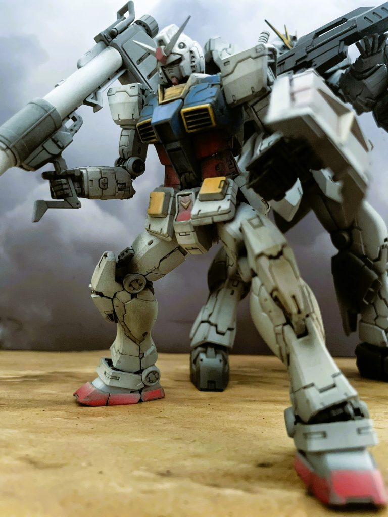 ORIGINガンダムのパッケージイラストの再現を意図したポージングとなります。