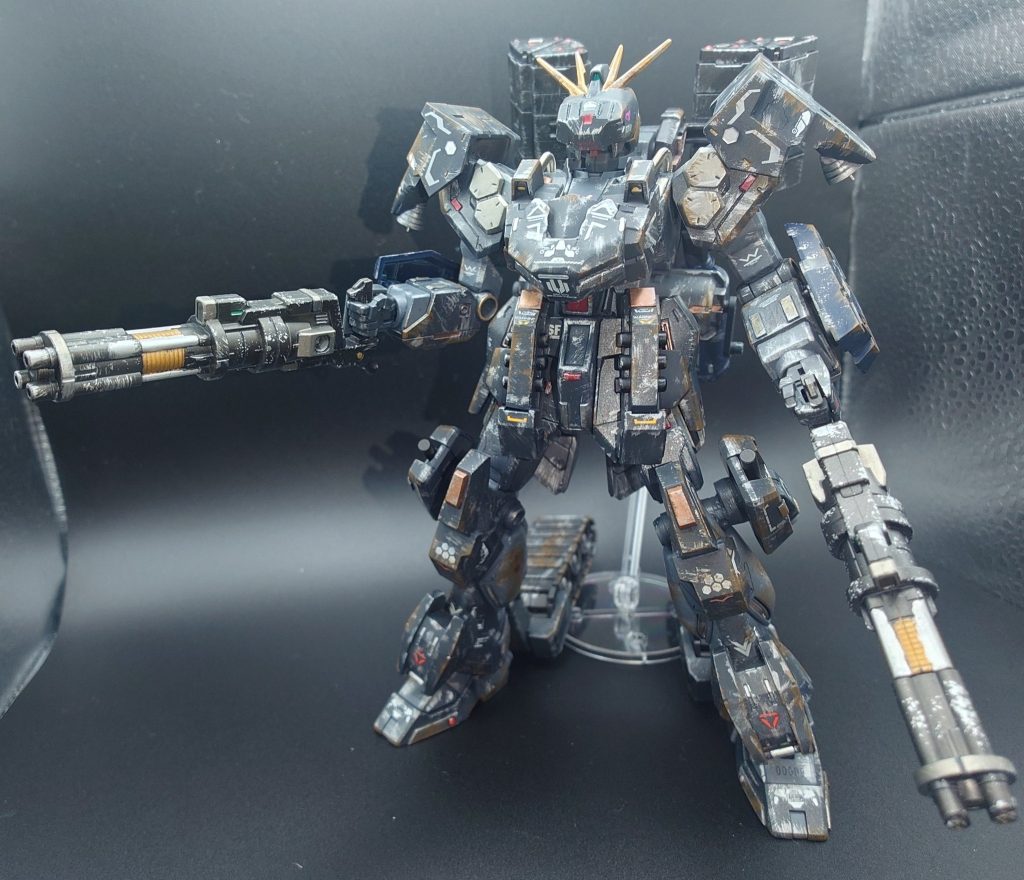 ・メイン武装　ビームガトリング2丁　　バックパックのタンクからエネルギーを供給するビームガトリング。だったんですが、タンクと繋ぐ接続パーツが割れたので、今回は接続なしということで…（泣）