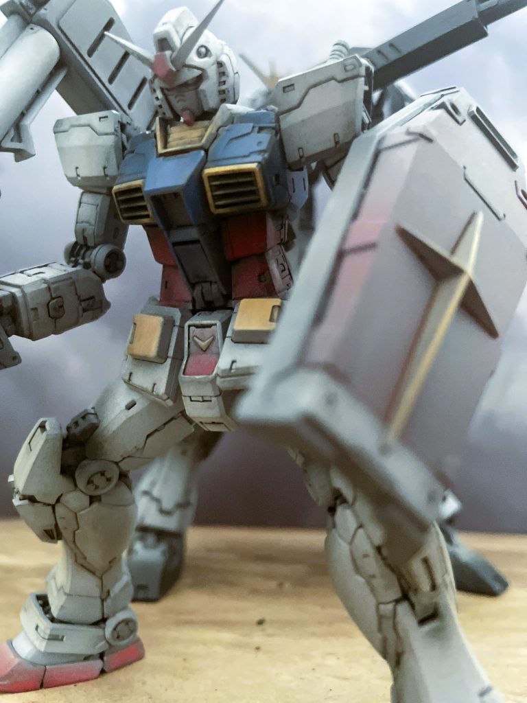 ガンダムを汚すには？をテーマに取り組んでみました。白いガンダムに汚しを入れていくのは少々勇気がいりますが、、「睨み」の表情を出す趣旨でメインカメラにつや消しホワイトをのせてみました。