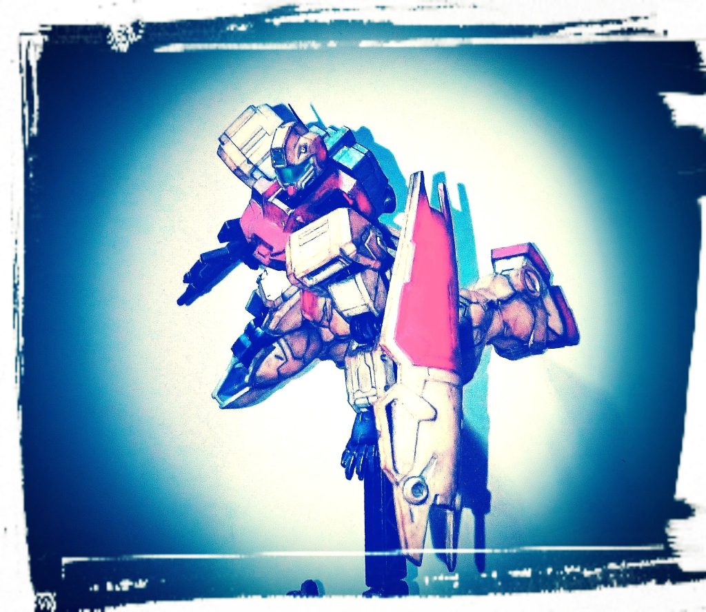 ガンダムガード風そんなモノがあるのかは知りませんが(ポケモンカードみたいなもん)ワイ「ジオラマ内ではずっと地べたに這いつくばっていたジム君にはご褒美として〔スタイリッシュ飛行ポーズ〕をしてもらってそれをなんかイイ感じに画像処理してもらってその映像をなんと子供に大人気(ウソ)なカード化させちゃお～作戦に参加して貰いたい。」ジム「ハッ、光栄であります。自分はどうすればよろしいでしょうか？」ワイ「ウム、輸送機で高度5000メートルまで上がりそこからジオラマと同じポーズで自由落下するだけじゃ」ジム「・・・自由落下でありますか？」ワイ「ウム、なにぶん極秘作戦なものでな、出来るだけ誰にも気付かれたくないのでな。あっ、シールドは装着してな。なぁ～に、優秀なキミならばなんの問題もないeasyなmissionだよ」ジム(いや欧米かっ！)「leisure」ワイ(いや欧米かっ！)「・・・」ジムは本当の作戦名を知らない・・・作戦名〔高い所から飛び降りて全く気付いていないであろう敵の脳天にシールドのこのなんてゆ～の？正式名称わっかんね～けど(笑)先の尖った部分をグサァ～ッだぁ！〕だということを・・・完上でも言っておりますがシールドを装着させただけでそれ以外はジオラマで取っていたポーズそのままスタンドにさしただけです。ベースジャバーとかに乗せたら多分ムチャクチャ似合うと思います。コメディもシリアスもアクションもこなせるジムさんは良い役者さんに成れるでしょう。以上になります。この投稿を見てくれてどこか少しでもイイねと感じて頂けたならどうかあなたの周りの大切な人、親しい人、何か困っている人などにやさしくして上げて下さい。そうした想いで世界が少しでも良くなります様に・・・とりあえずジム君、スマン(^o^;)