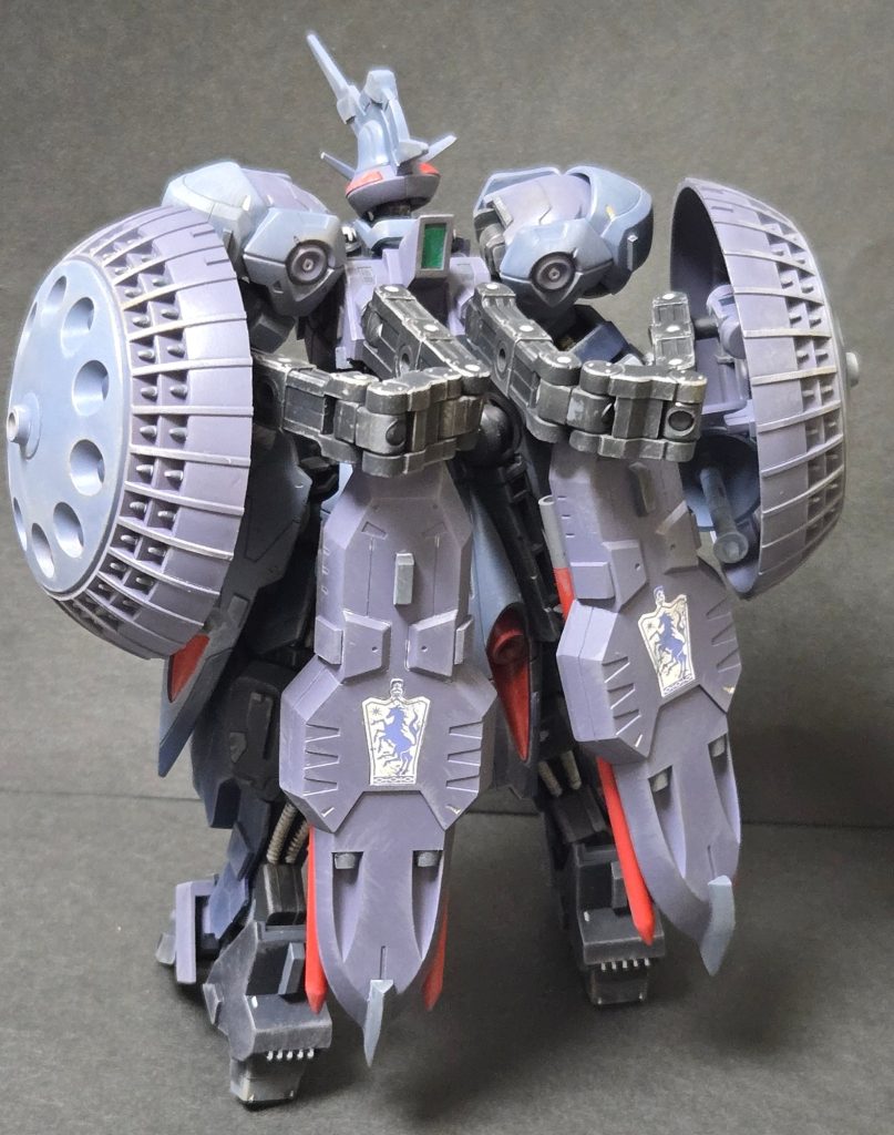 ミサイルシールドと既存のシールドを付ける為、「M.S.G モデリングサポートグッズ メカサプライ02 フレキシブルアームB」を使用。リアスカート上部に接続部を作成し、既存のシールドを付けてます。改造についてはフレーム以外ほぼ全てに対して施しています。（書ききれません....）&nbsp;