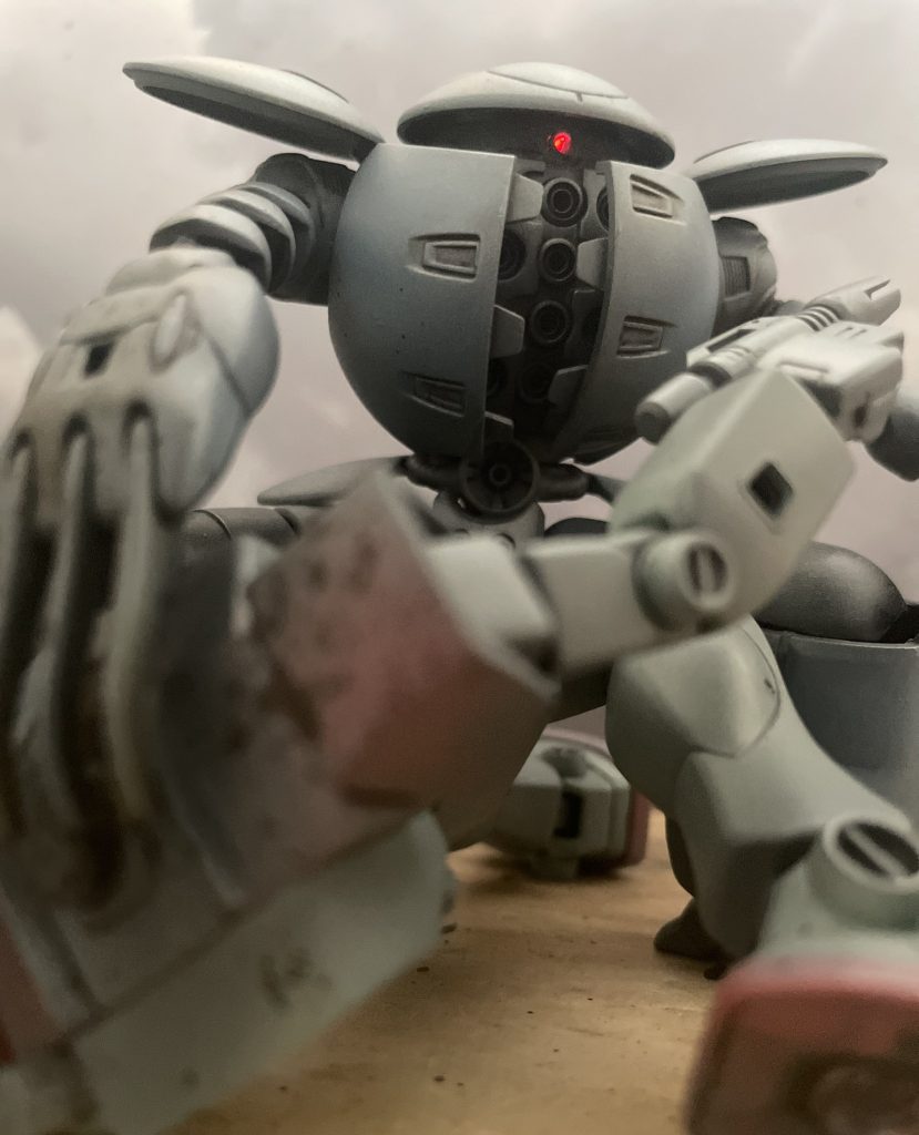元ネタは1/144モビルカプルです。下半身の可動域の拡大を意図してHG量産型ズゴックの脚部の一部を移植しています。腕部はショルダーパーツから一旦切り離し新たにジョイントを追加をしたうえで接合するようにしています。特徴的な長い腕の可動域を確保する趣旨です。