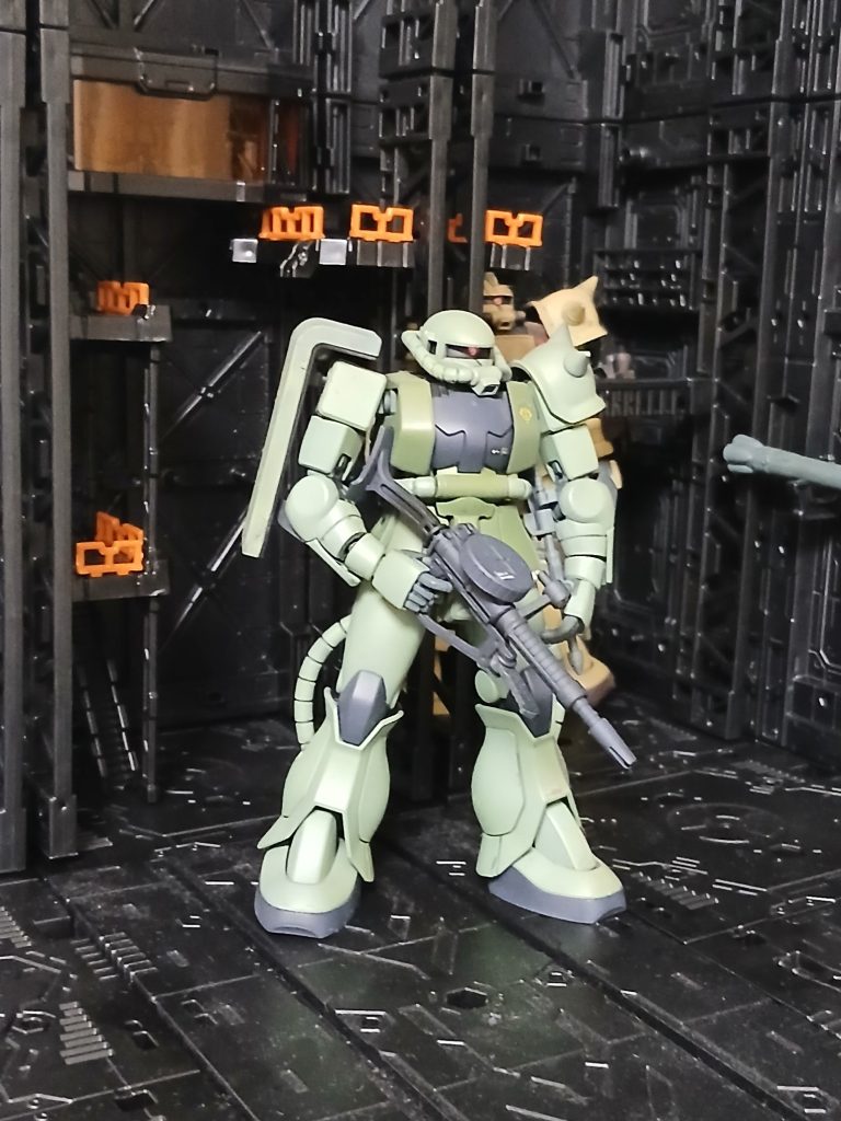 右側から